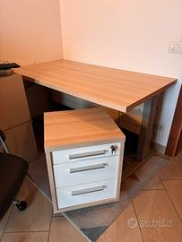 Scrivania con cassettiera