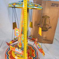 Giostra razzi anni '40/'50 con missili in latta.