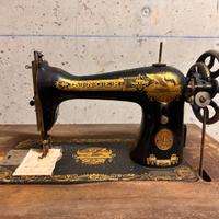 Macchina da cucire antica
