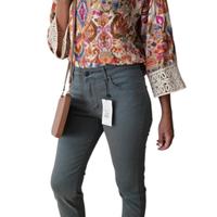 Jeans dritti, elasticizzati e a vita alta 