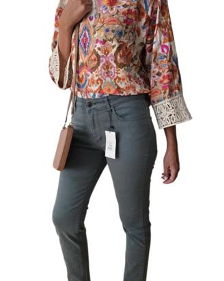 Jeans dritti, elasticizzati e a vita alta 