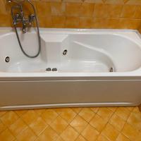 Vasca idromassaggio jacuzzi