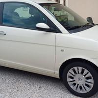Lancia Y versione Momo