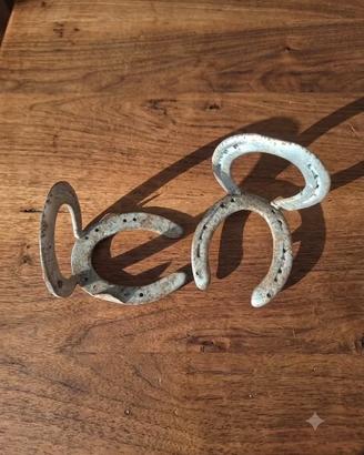 2 ferri da cavallo appendini in ferro da muro