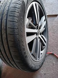 Ruote in lega con pneumatici misura 255/45/20