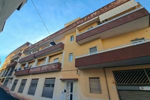 Primo Piano Con Box Auto