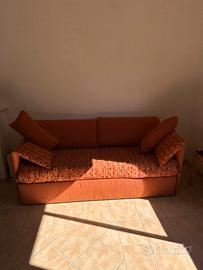 Divano letto arancione con secondo letto estraibil