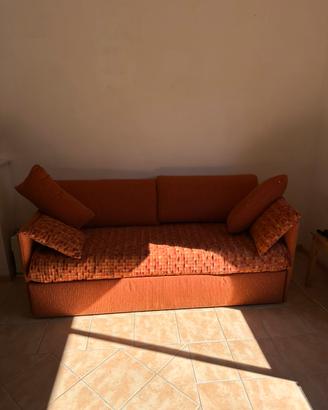 Divano letto arancione con secondo letto estraibil