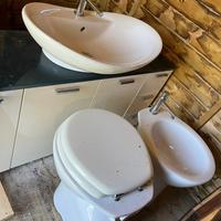 Sanitari e lavabo con mobile annesso