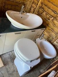 Sanitari e lavabo con mobile annesso