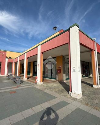 NEGOZIO A RESANA