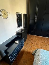 Camera vintage nera con radio SONIC integrata