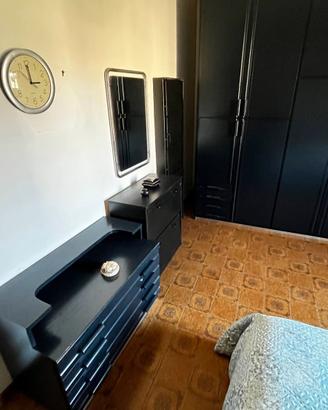 Camera vintage nera con radio SONIC integrata