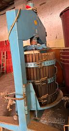 Torchio con pressa verticale e diraspatrice