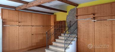 Grande negozio arredato