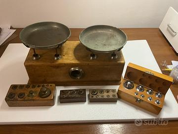 Bilancia d'epoca a due piatti