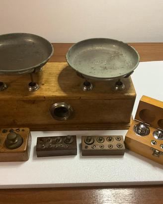 Bilancia d'epoca a due piatti