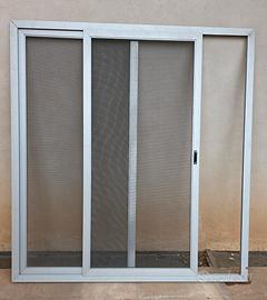Zanzariera a pannello scorrevole in alluminio 