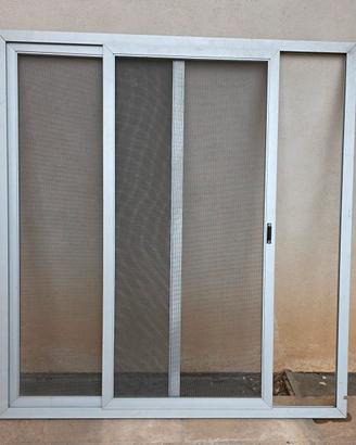 Zanzariera a pannello scorrevole in alluminio 