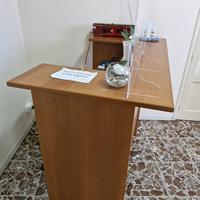 Scrivania da segretaria, sedia, pannello plexiglas