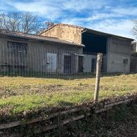 Compendio immobiliare con casa, stalla, capannoni