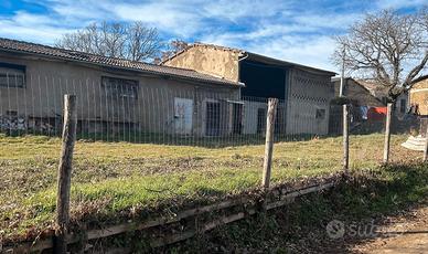 Compendio immobiliare con casa, stalla, capannoni