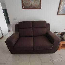 Divano due posti (no letto). sfoderabile