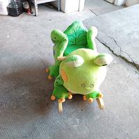 dondolo a forma di rana