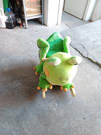 dondolo a forma di rana