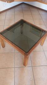 tavolino con cristallo scuro