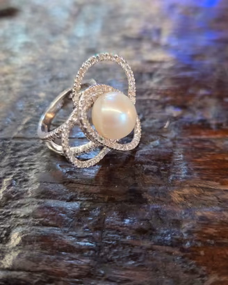 Anello in oro bianco 18 carati con pavè didiamanti