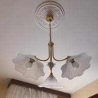 Elegante lampadario vintage con vetri a fiore