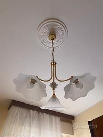 Elegante lampadario vintage con vetri a fiore