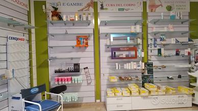 scaffali per esposizione con mensole di vetro