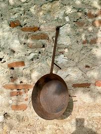 Padella rustica vintage con manico lungo