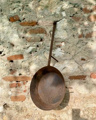 Padella rustica vintage con manico lungo