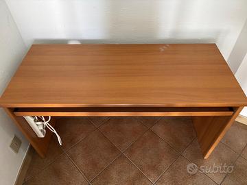 Scrivania porta PC con ripiano estraibile – colore