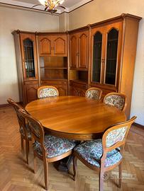 Sala da pranzo in ciliegio: tavolo, sedie, vetrine
