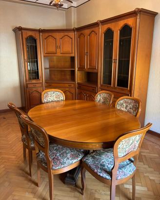 Sala da pranzo in ciliegio: tavolo, sedie, vetrine