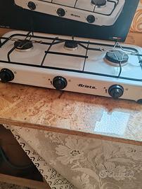 Piano cottura a gas portatile Ariete a tre fuochi