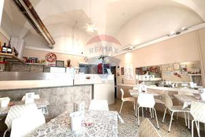 Pizzeria d'asporto con posti a sedere
