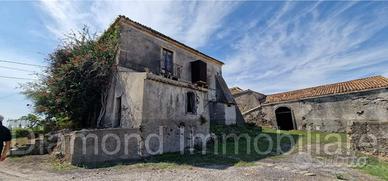 Antico casale con 15.000mq di terreno Calatabiano