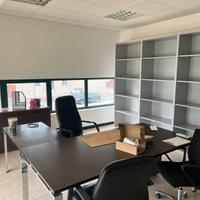 Mobili da ufficio completi – scrivanie e armadi