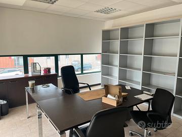 Mobili da ufficio completi – scrivanie e armadi