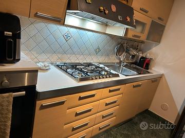 Cucina di tre metri canera da letto completa