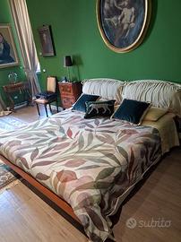 Splendido letto classico in legno con boiserie