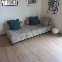 Divani in alcantara.