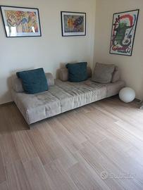 Divani in alcantara.