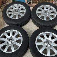 Cerchi in lega 15” Volkswagen Golf V con gomme.