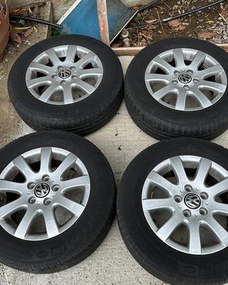 Cerchi in lega 15” Volkswagen Golf V con gomme.